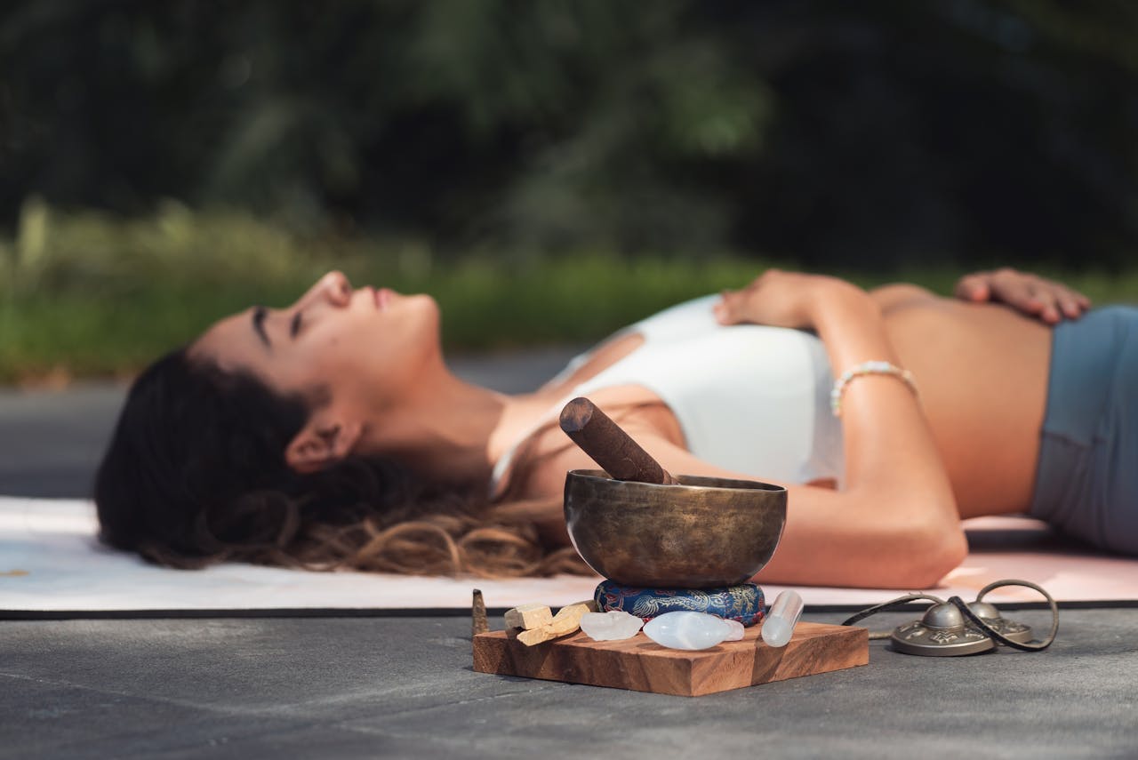 Persona practicando respiración consciente al aire libre, simbolizando la conexión entre respiración y sistema nervioso